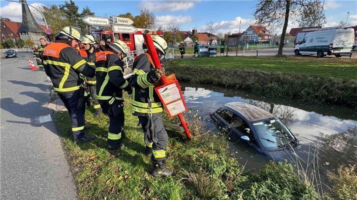 Die Feuerwehr in Jork musste den Fiat sowie das Bushaltestellenschild aus dem Graben bergen. Foto: Hellwig