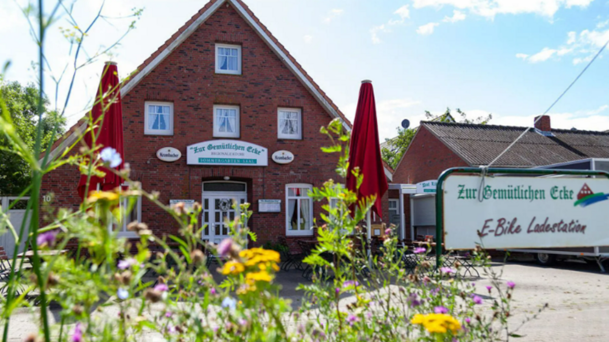 Ein Traditionsgasthaus mit langer Geschichte: Bereits 1857 wurde die „Gemütliche Ecke“ am Nordseedeich in Spieka-Neufeld bewirtschaftet. Foto: Heike Leuschner