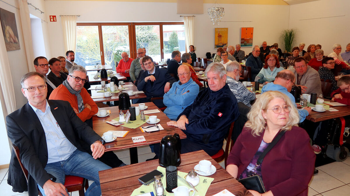 Feierstunde im Kubi Kulturbistro – auch mit ernsten Tönen. Foto: Tonn