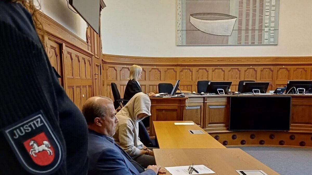 Der Angeklagte sitzt im Gerichtssaal in Stade und hat sich die Kapuze weit ins Gesicht gezogen. Foto: Kul