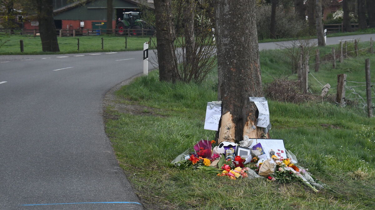 An der Unfallstelle in Hemmoor wurden verschiedene Sachen abgelegt, um des verstorbenen 16-Jährigen zu gedenken. Foto: Schröder