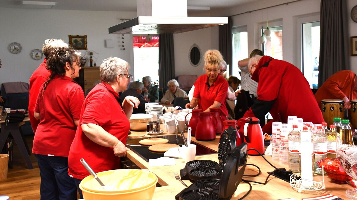 Das DRK-Team sorgte auch für die kulinarischen Delikatessen bei dem "Tag der offenen Tür" in der Lamstedter Tagespflege-Einrichtung. Foto: Schröder