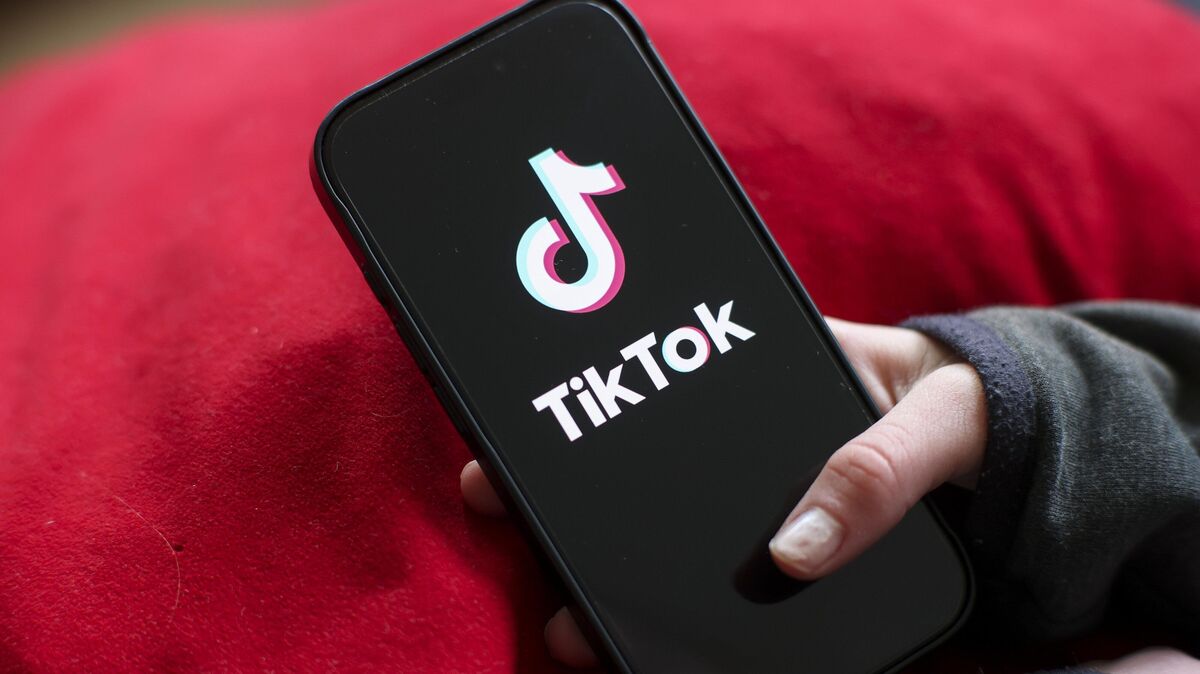 TikTok im Fokus: Ein Vortrag in Cuxhaven beleuchtet, wie soziale Medien toxische Männlichkeitsbilder und antifeministische Inhalte verbreiten. Foto: Jan Woitas
