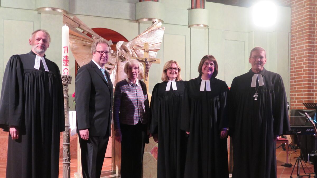 Die neue Superintendentin des Kirchenkreises Cuxhaven-Hadeln, Kerstin Tiemann (2. von rechts), mit (von links) Pastor Klaus Volkhardt, dem Vorsitzenden der Kirchenkreissynode Dirk Baack, mit Hanne Oncken aus dem Kirchenkreis Harlingerland, der Superintendentin a. D. Angela Grimm (Direktorin des Seelsorgezentrums Hannover) und Regionalbischof Dr. Hans Christian Brandy. Foto: Cordes