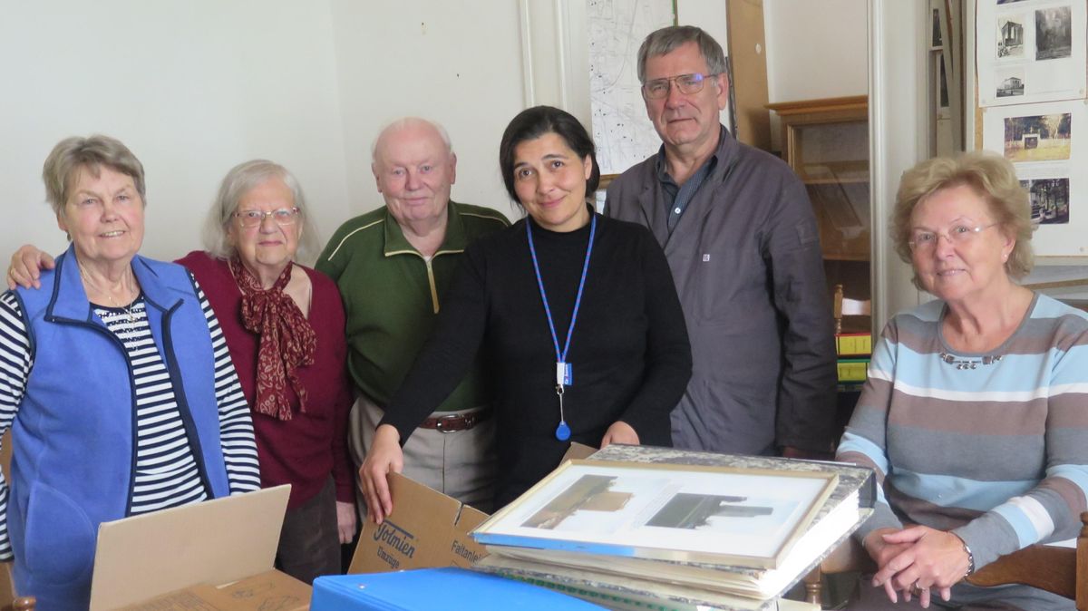 Inmitten von Kartons, die Archivmaterial der Schneidemühler in Hülle und Fülle bergen: (von rechts) Rosemarie Pohl, Dieter Bolz, Maria Gonzales Abal, Horst Vahldick, Dörte Haedecke und Irene Niemann. Foto: Cordes