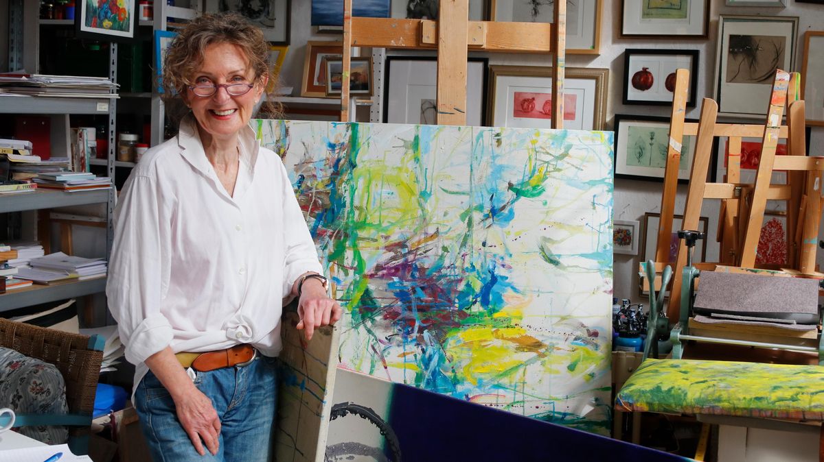 Gabriele Luetgebrune in ihrem Cuxhavener Atelier. Malerei macht nur eine Facette ihres künstlerischen Schaffens aus, der sie mit der aktuellen Ausstellung in der Galerie in der Stadtscheune (Otterndorf) allerdings einen besonderen Platz einräumt. Foto: Koppe