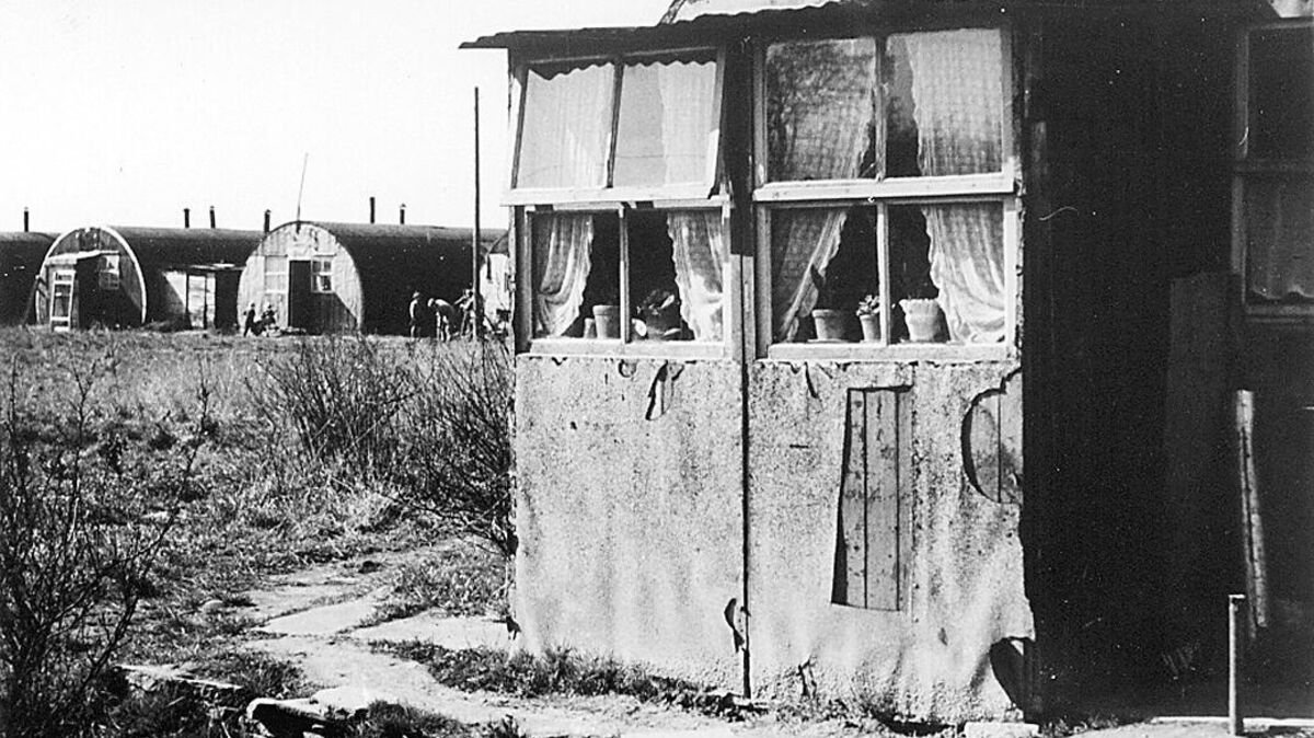 An verschiedenen Stellen in der Stadt wurden Nissenhütten hochgezogen. Pro 66 Quadratmeter Wohnraum waren bis zu 16 Bewohnerinnen und Bewohner erlaubt. Darüber hinaus wurde auch jede frei werdende Baracke zur Wohnung umgebaut.