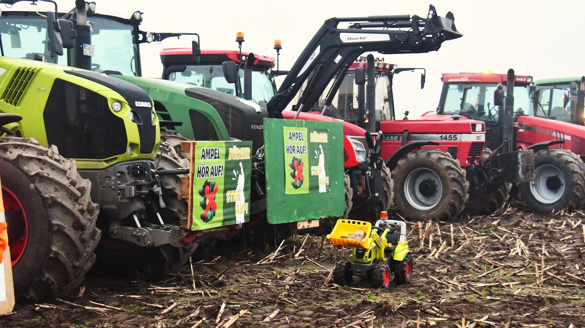 Welche Zukunft haben nachwachsende Generationen noch in der Landwirtschaft? Bei der „Mahnwache“ im Februar 2024 in Wanna wirkte der kleine Trecker relativ verloren. Archivfoto: Egbert Schröder