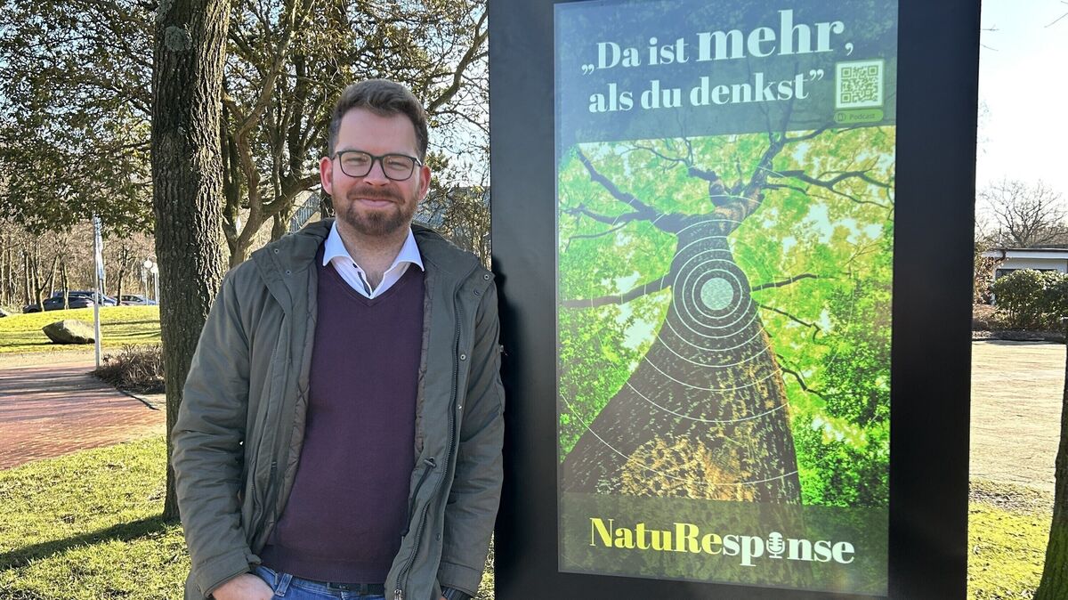 NHC-Marketingleiter Jannik Busse freut sich über die neuen Info-Stelen, wie die bei der Kugelbake-Halle in Döse. Foto: NHC