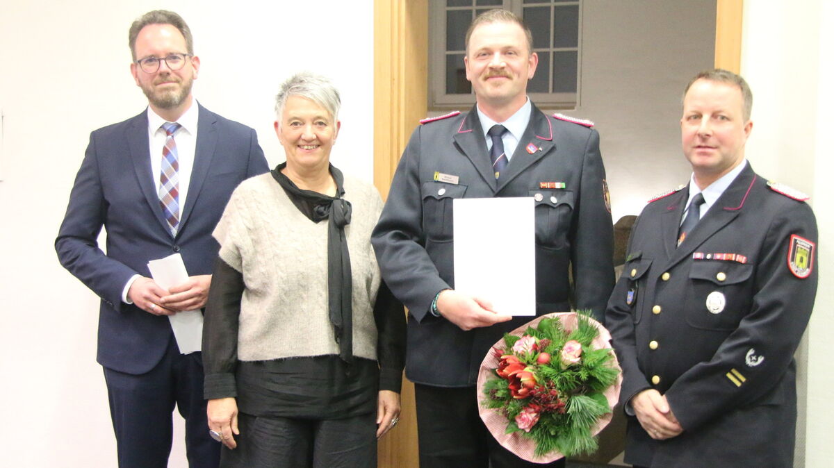 Glückwunsch zur zweiten Amtszeit: Erster Stadtrat Marcus Itjen (von links), Bürgermeisterin Christine Babacé, der wiederernannte stellvertretende Ortsbrandmeister Michael Bockelmann mit Ernennungsurkunde und Stadtbrandmeister Dennis Joost nach der Ernennung im Ratssaal. Foto: Potschka