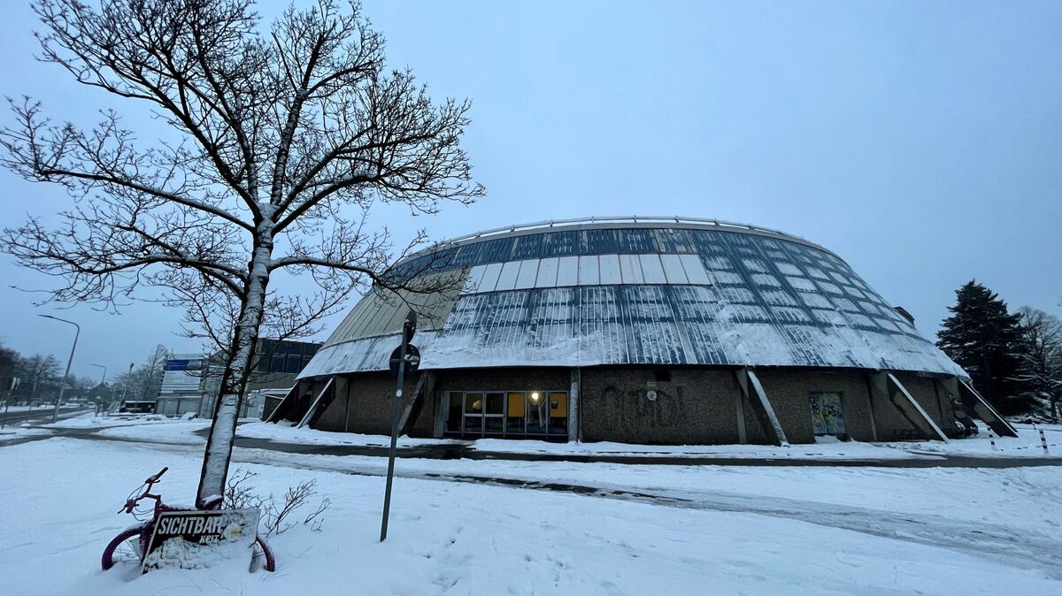 Die Rundturnhalle in Cuxhaven muss aufgrund der hohen Schneelast vorübergehend gesperrt werden. Das hat Auswirkungen auf den Schul- und Vereinssport. Auch der Masters-Cup ist in Gefahr. Foto: Lütt