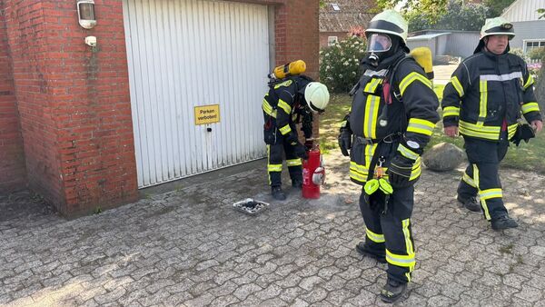 Cadenberger grillt in geschlossener Garage: Feuerwehr rettet Mann