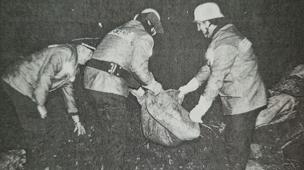 Über 600 Kilogramm Marihuana wurden 1992 auf der Oste-Werft in Geversdorf gefunden. Die Päckchen waren in Kohlesäcken versteckt. Die Säcke wurde vor der Halle geleert. Foto: Archiv