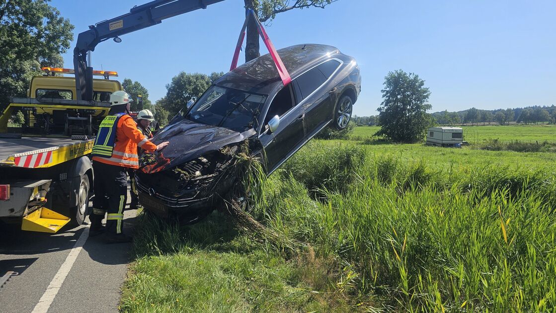 B73 nach Unfall bei Wingst voll gesperrt: Autofahrer landet mit Wagen im ...