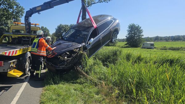 B73 nach Unfall bei Wingst voll gesperrt: Autofahrer landet mit Wagen im Wassergraben