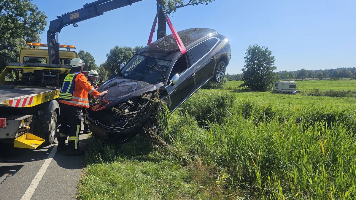 Nachdem das schwerbeschädigte Fahrzeug durch den ADAC-Abschleppdienst geborgen wird, wird es abgeschleppt und die B73 kann für den Verkehr wieder freigegeben werden. Foto: Lange
