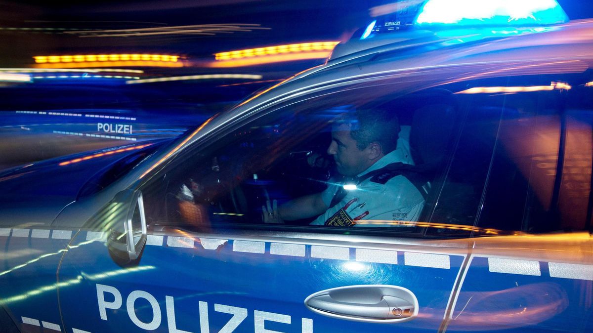 Die Polizei nahm in Cuxhaven drei junge Männer fest, die zuvor einen 35-jährigen behinderten Mann überfallen und ausgeraubt hatten. Foto: Seeger