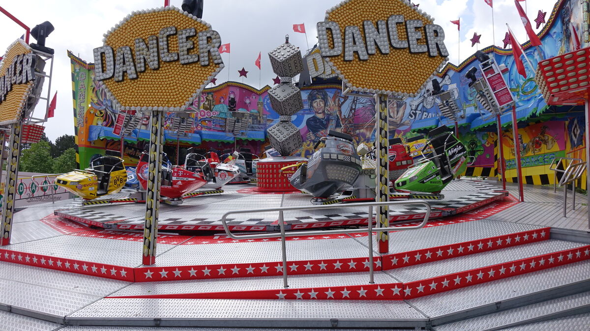 Der "Dancer" ist bereits seit Montag aufgebaut auf dem Fleckenmarkt-Gelände in Ritzebüttel. Foto: Kuczorra