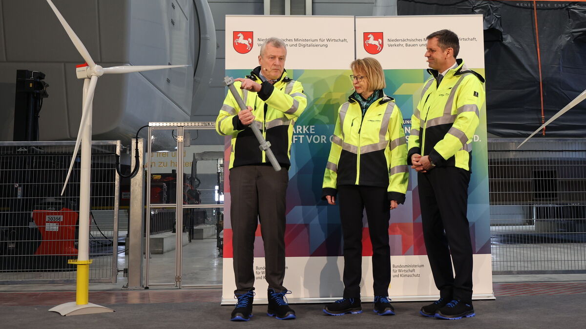 Siemens Gamesa CEO Jochen Eickholt (l.) erläuterte Elga Bartsch, Abteilungsleiterin Wirtschaftspolitik im Bundesministerium für Wirtschaft und Klimaschutz, und Niedersachsens Wirtschaftsminister Olaf Lies, was nötig ist, um das 30-Gigawatt-Ziel bis 2030 zu erreichen. Foto: Fischer
