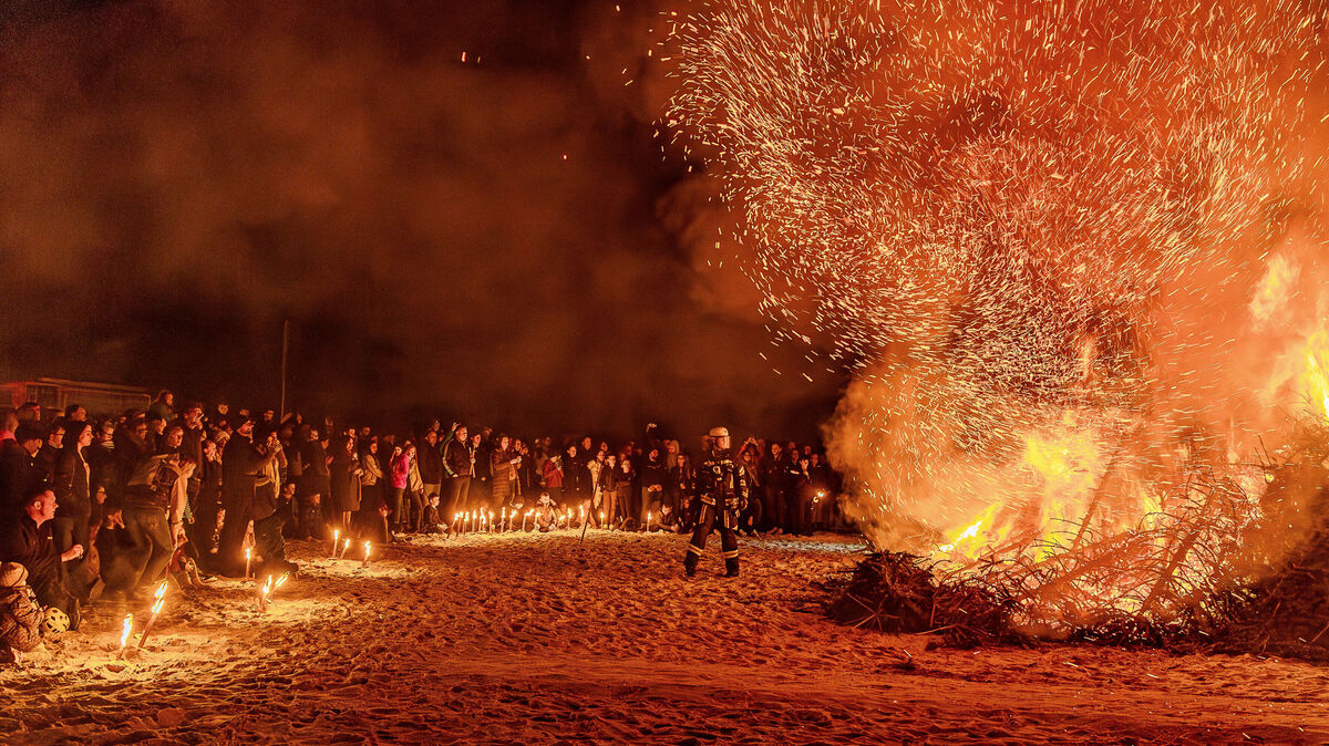Auch 2024 hatte das Osterfeuer, die alljährliche Traditionsveranstaltung am Döser Strand, nichts von seiner Anziehungskraft verloren. Foto: Adelmann