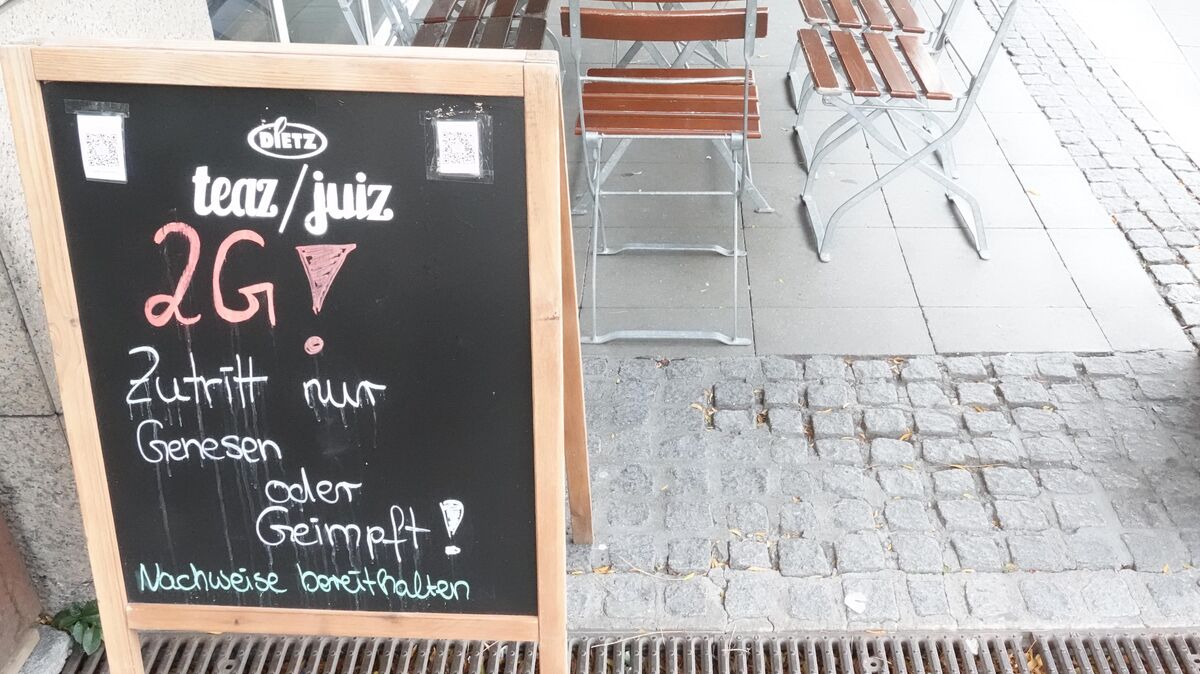 In Restaurants, Cafes und Kneipen soll künftig bundesweit und unabhängig von den Corona-Zahlen eine 2G-plus-Regel gelten. Symbolfoto: Vanessa Reiber/dpa