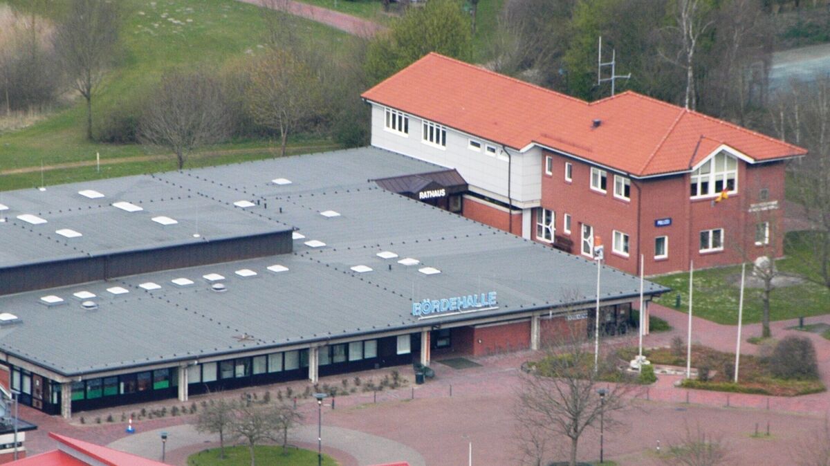 Die Bördehalle in Lamstedt mit angrenzendem Rathaus. In den nächsten Wochen wird sich entscheiden, ob aus der Samtgemeinde per Gebietsänderungsvertrag eine Einheitsgemeinde wird. Für Samtgemeindebürgermeister Frank Springer führt kein Weg daran vorbei. Foto: Schröder