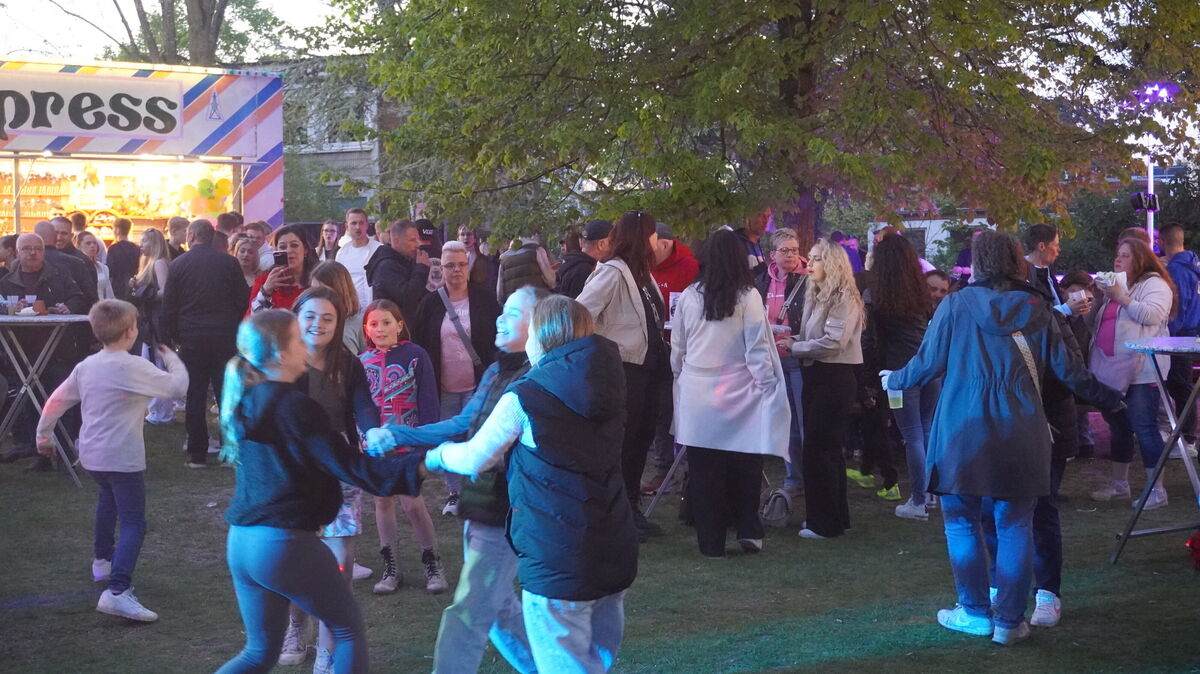 Fröhliche Tanzstimmung beim „Tanz in den Mai“ : Jung und Alt genießen den lauen Abend im Bürgerpark. Foto: Brettschneider