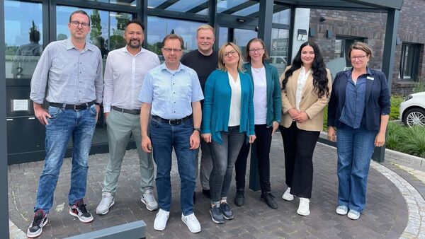 Integration statt Fachkräftemangel: Cuxhavener Kanzlei bildet Ukrainerinnen aus