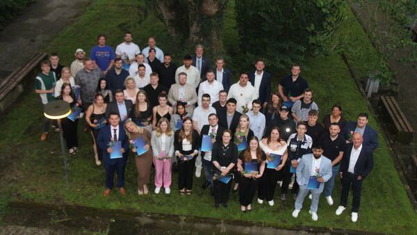 Abschluss mit Applaus: Junge Kaufleute feiern ihren Erfolg an der BBS Cadenberge