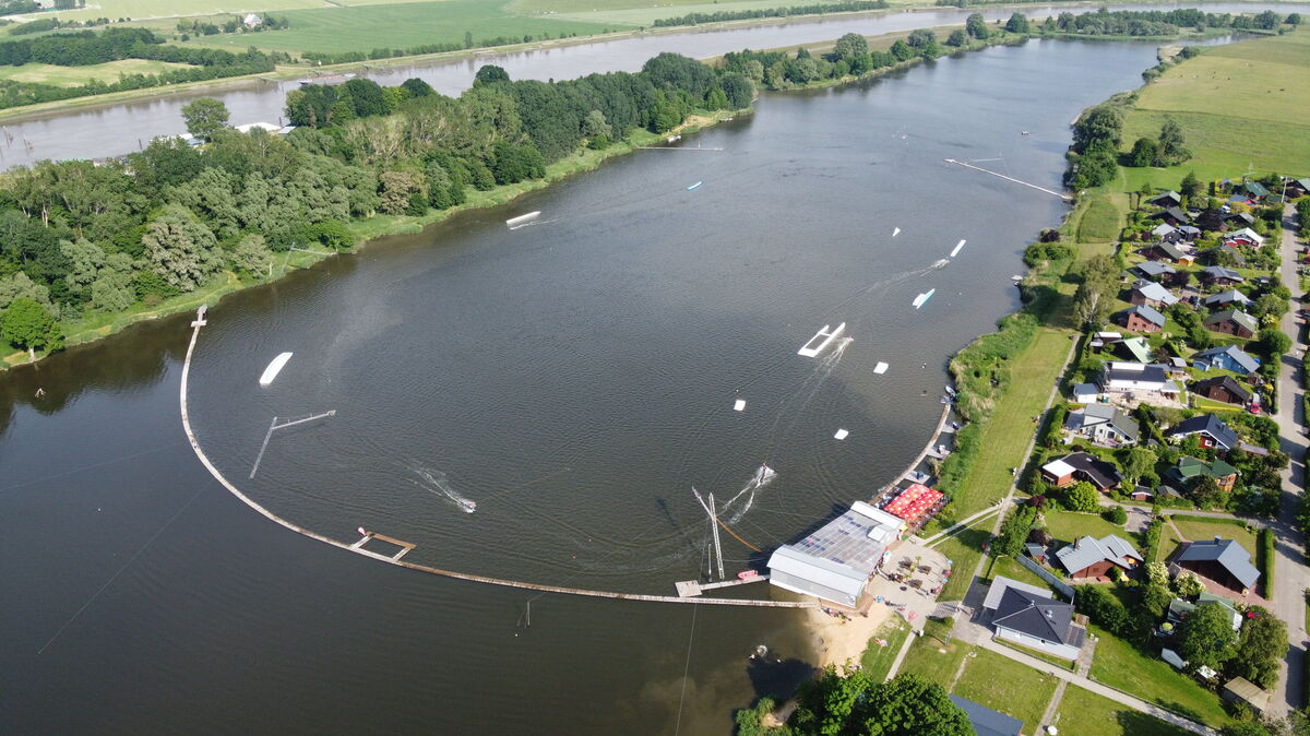 Luftaufnahme der Wasserski- und Wakeboard-Anlage in Neuhaus an der Oste. Foto: Wasserski & Wakeboard Neuhaus / Oste