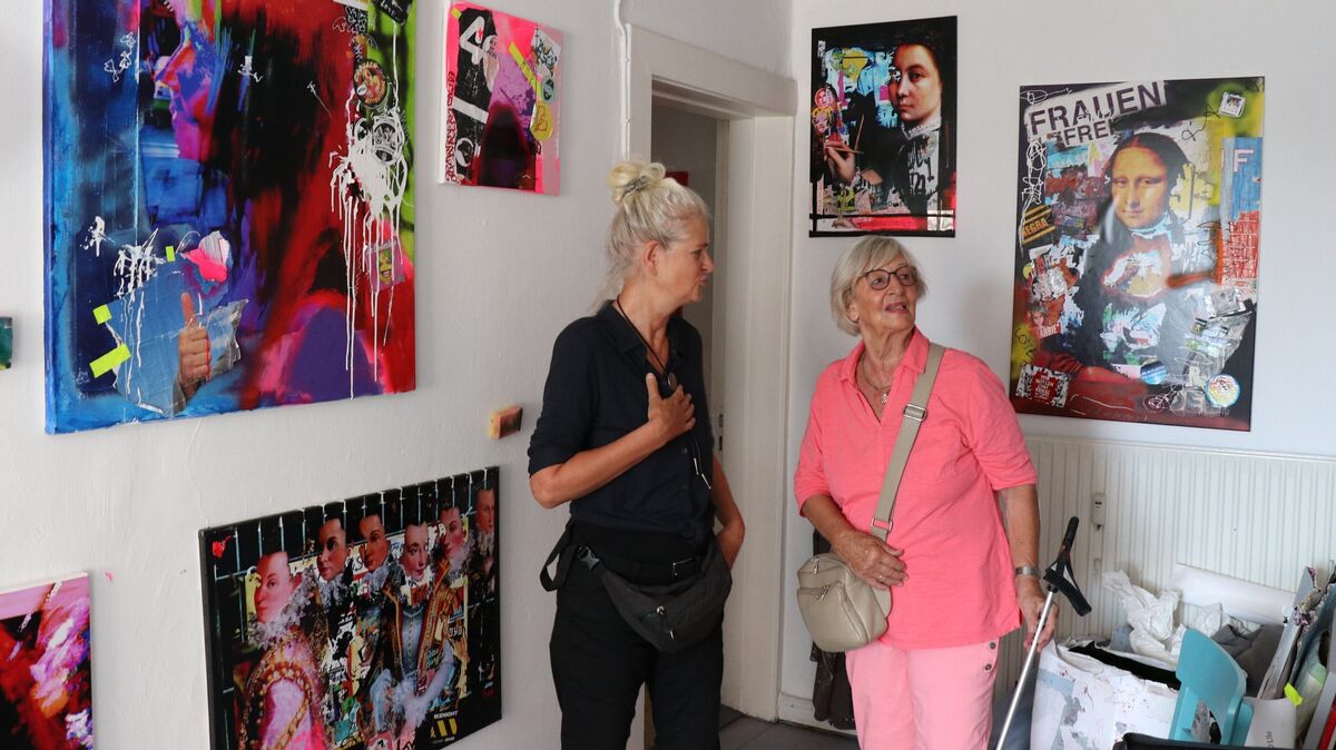 Die Künstlerin Birgit Alberts (links) zeigte den Besucherinnen und Besuchern in der „Atelieretage 42“ in Cuxhaven ihre „Frauenpower-Bilder“. Foto: Mangels