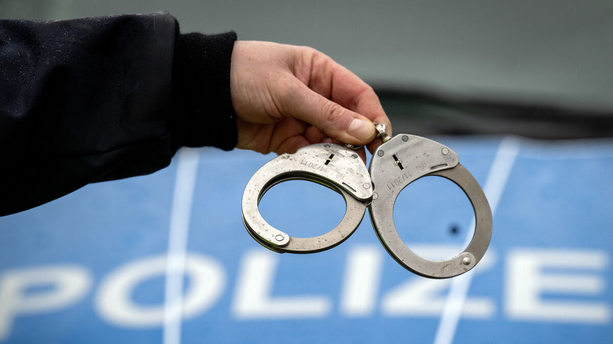Die Polizei Cuxhaven berichtet von zwei Festnahmen nach einem Einbruch. Symbolbild: Stache/dpa