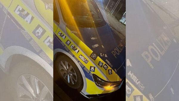 Beim Einsatz: Streifenwagen vor Disco im Kreis Stade mit HSV-Stickern beklebt