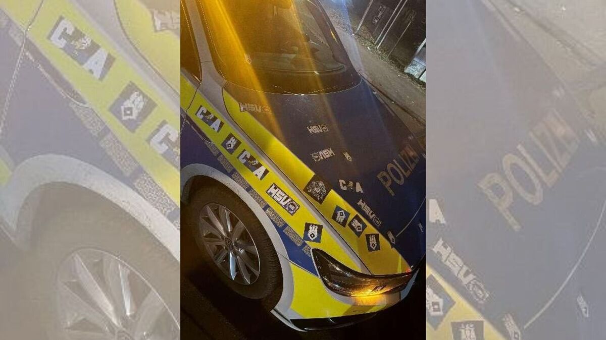 Die Polizei sucht jetzt Zeugen nach der Beklebungsaktion. Foto: Polizei