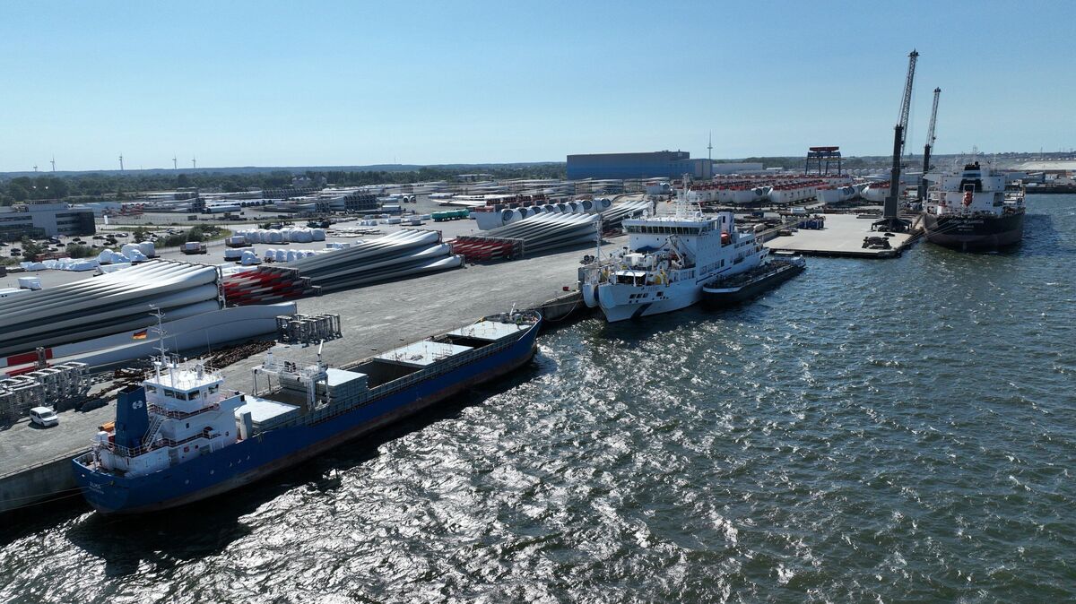Das Küstenmotorschiff „Alma“ übergibt das Seekabel an Kabelleger „Terili“. Foto: Finn Huthsfeldt/Elbreklame