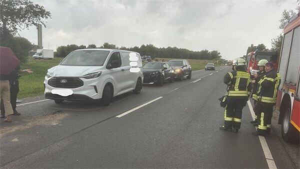 Schwerer Unfall an Elbfähre Wischhafen: Frau eingeklemmt - Hubschrauber im Einsatz
