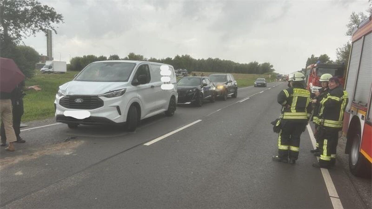 Die Unfallwagen in der Warteschlange in Wischhafen: Die Fahrzeuge wurden aufeinandergeschoben. Foto: Viehmann/Feuerwehr Nordkehdingen