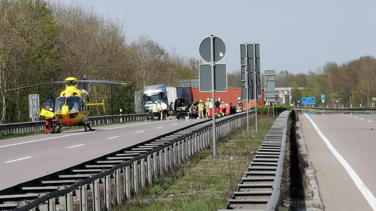 Auch ein Rettungshubschrauber musste vor Ort landen, um Verletzte zu versorgen. Foto: Polizei
