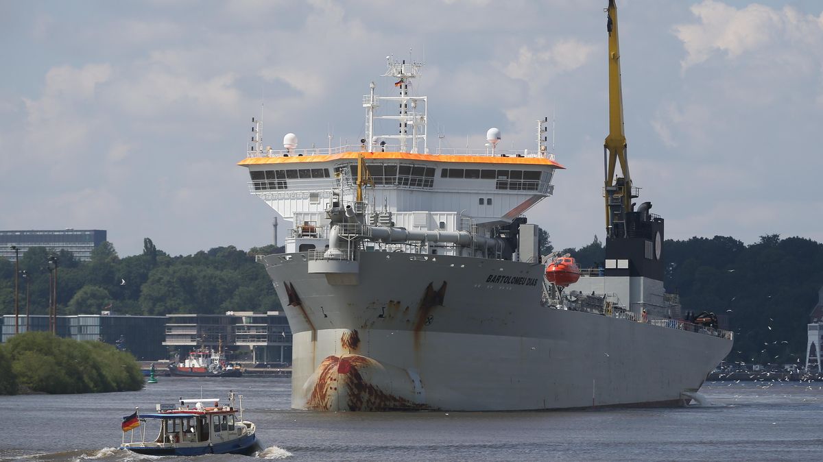 Der Seemann auf dem Baggerschiff "Willem van Oranje" (hier der Schiffsbagger "Bartolomeus Dias") wurde nun negativ auf Corona getestet. Symbolfoto: Axel Heimken/dpa