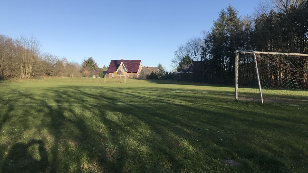 Der "Bitburger Platz" genannte Bolzplatz am Altenwalder Waldrand ist inzwischen als Schutz vor Wildschweinen eingezäunt. Das sollte aber kein Signal an Hundebesitzer sein, dass sie nun dort mit ihren Vierbeinern spielen dürfen. Jetzt sollen Schilder her. Foto: Reese-Winne