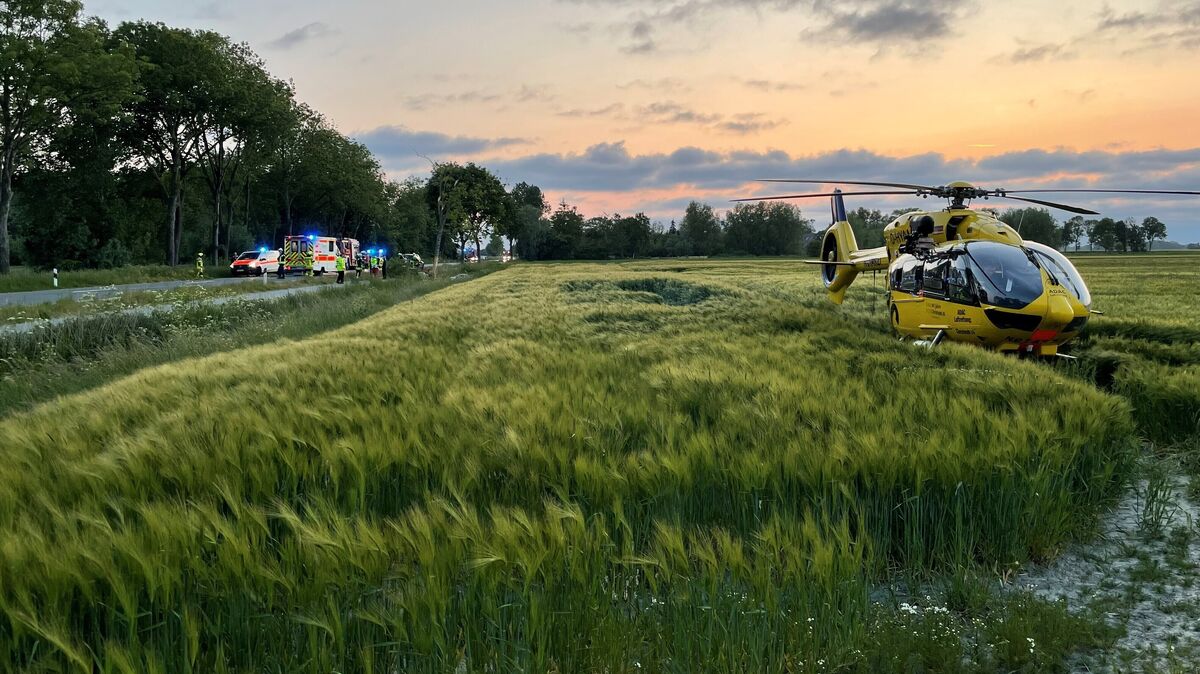 Der Rettungshubschrauber steht auf einem Feld an der B73 in unmittelbarer Nähe zur Unfallstelle. Foto: Berufsfeuerwehr