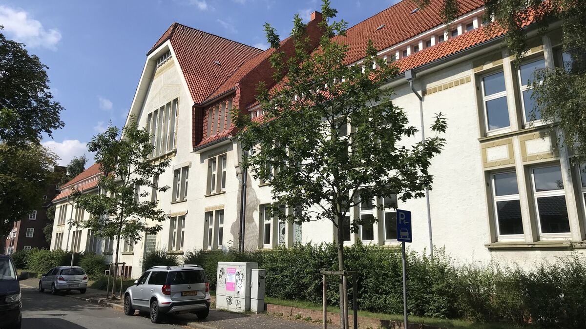 Kann es nochmal ein Zurück geben? Im Sommer 2013 zog die Gorch-Fock-Schule aus der früheren Kiautschou-Kaserne aus. Das Gebäude wurde verkauft, aber getan hat sich seither nichts. Foto: Reese-Winne