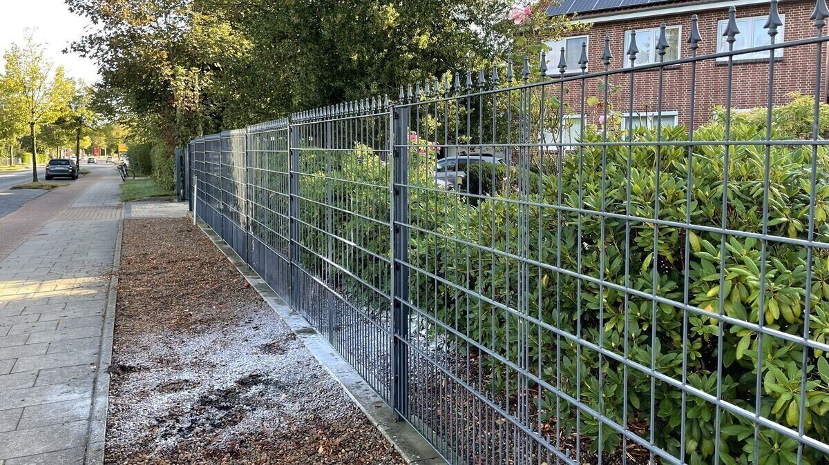 Am Tag nach dem brutalen Angriff in Altenwalde waren Reste von Löschmittel am Straßenrand zu sehen. Foto: Lütt