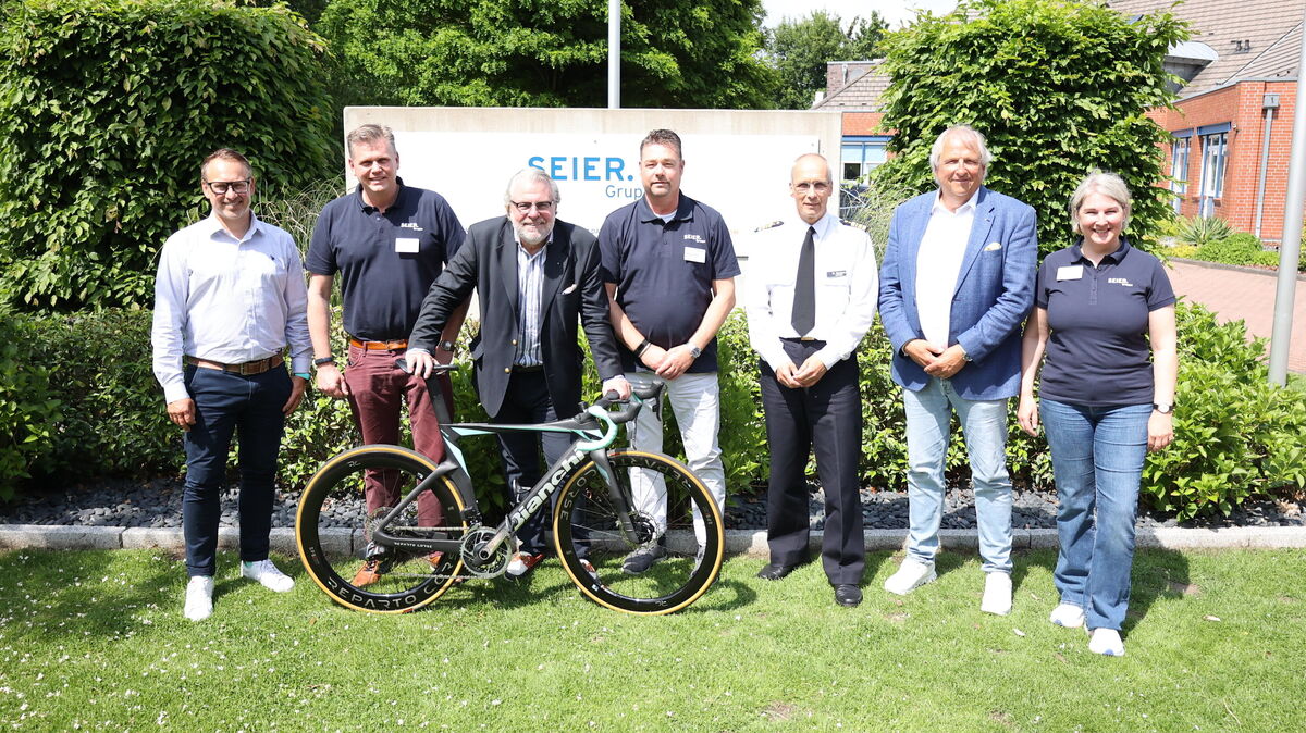Die Vorfreude auf Bike Navy 2025 ist groß: (v.l.n.r.) Björn Schröder (Ex-Radprofi), Andreas Kramer Seier Geschäftsleitung, Organisator Christian Stoll, Matthias Freytag Seier Geschäftsleitung, Fregattenkapitän Stephan Giesbers, Projektdirektor Dirk Wurzer und Pamela Wilczek Seier-Marketing. Foto: Larschow