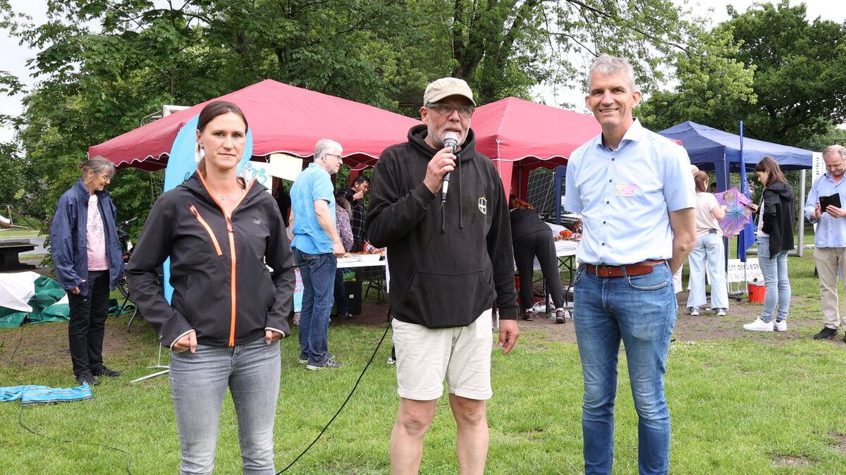 Trotz des Wetters optimistisch: Die zweite Vorsitzende von „Land Hadeln hilft“ Julia Schiller, Bürgermeister Wolfgang Hess und der Vereinsvorsitzende Michael Merz. Foto: Larschow