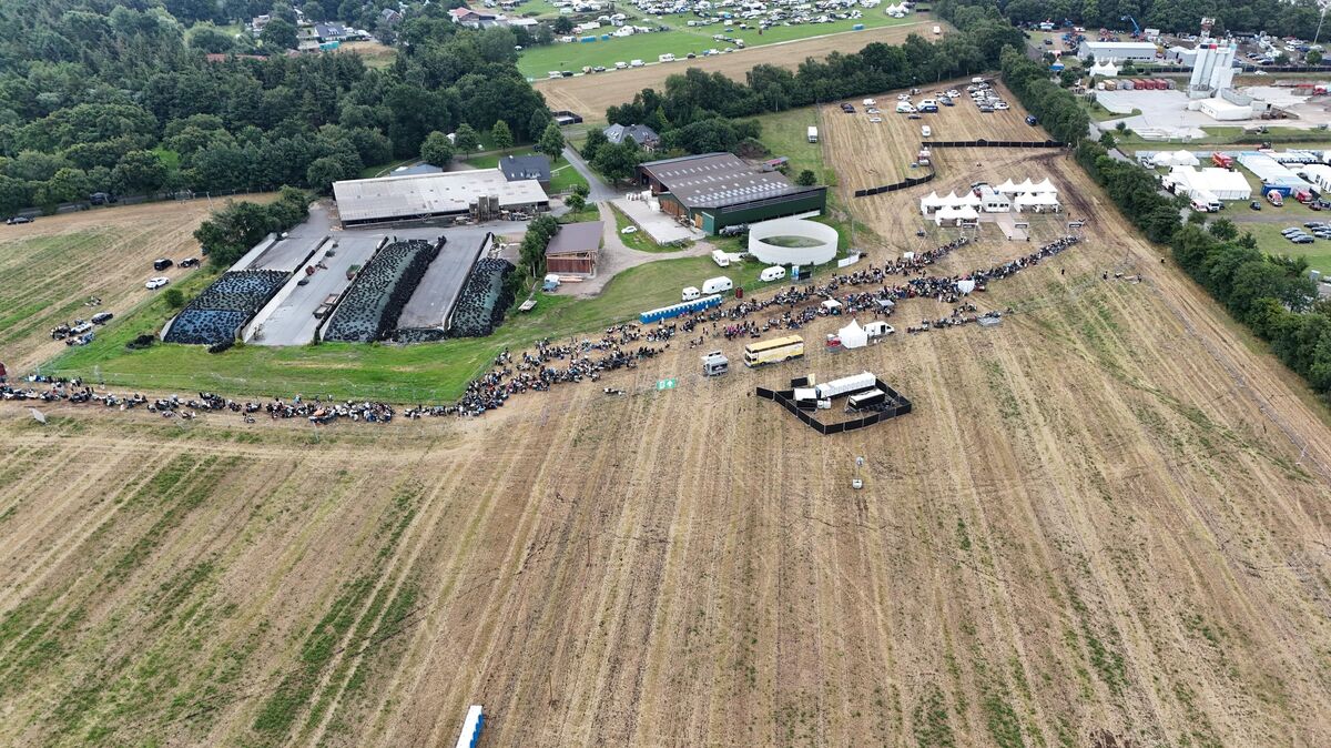 Schon bei der Frühanreise am Mittwoch strömen Tausende Festivalfans zum Deichbrand 2025. Das bedeutet volle Straßen und Aufbaustimmung in den Camps.