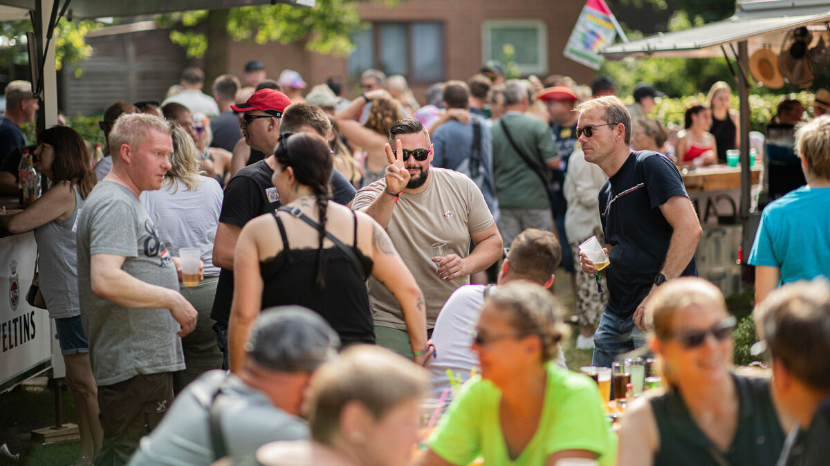 Auch abseits des offiziellen Geländes hat Deichbrand einiges zu bieten. Der Ort Wanhöden ist während des Festivals kaum wiederzuerkennen. Foto: Polgesek