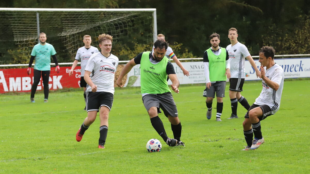 Der souveräne Tabellenführer der 3. Kreisklasse, der FC Althemmoor (grüne Leibchen) hatte bei der SG Nordholz/Oxstedt Schwerstarbeit zu verrichten, um in einem torreichen Spiel mit 6:5 die Oberhand zu behalten. Foto: Witthohn