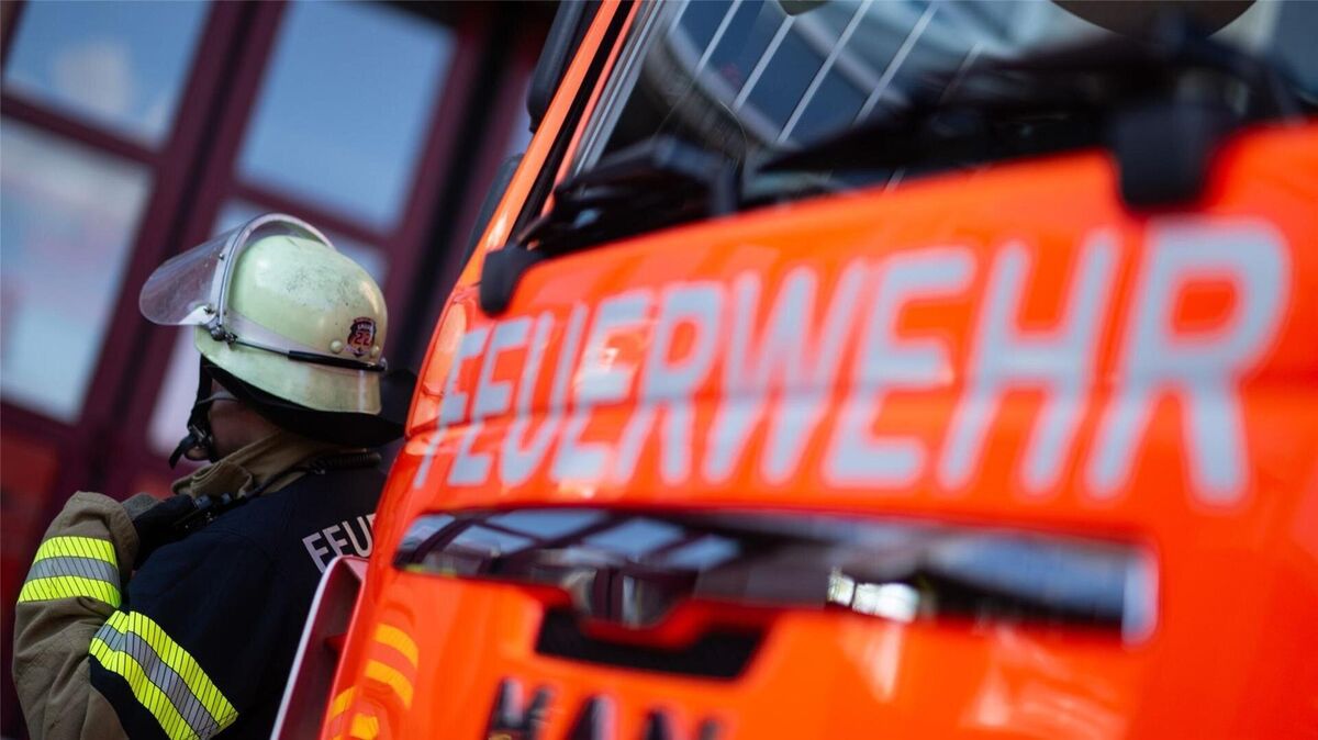 Die Feuerwehr musste gleich zweimal zum Mehrparteienhaus ausrücken. Symbolfoto: Murat/dpa