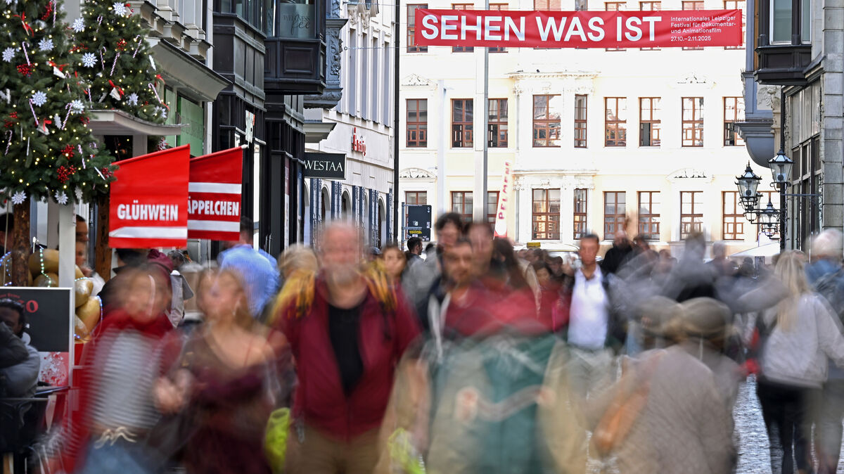 In einer belebten Einkaufsstraße prallt Vielfalt auf Tradition: Ein Symbol für die aktuellen Diskussionen über Integration und Stadtbild. Foto: Jennifer Brückner